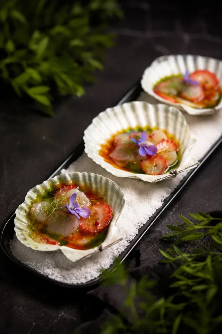 Слайсы гребешка с клубникой Love Story Catering