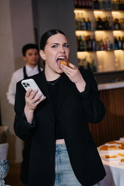 Гости наслаждаются кейтерингом Love Story Catering